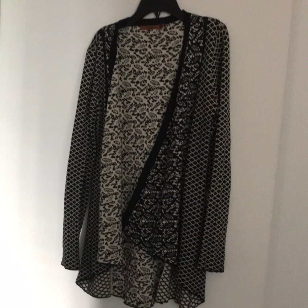 Sweater black n white pattern